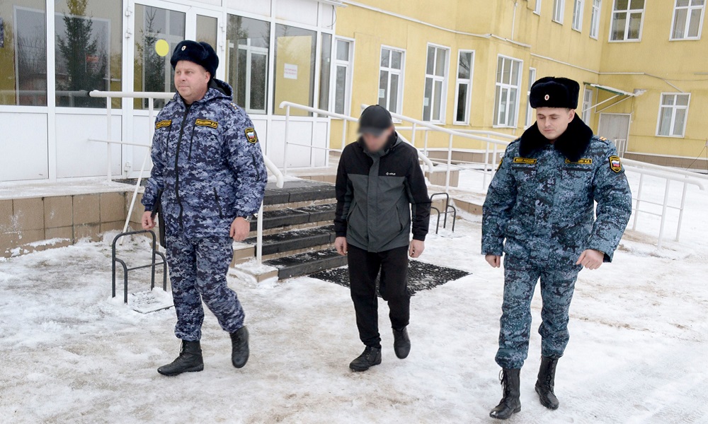 Омич пытался сбежать от приставов через соседский балкон