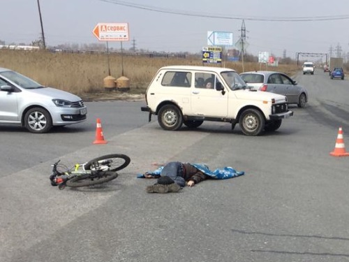 В Омске велосипедист угодил под колёса КамАЗа