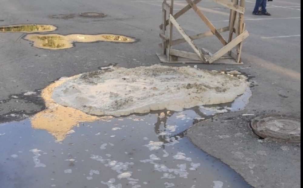 В Омске в яму с водой у "Первомайского" провалился ребёнок 