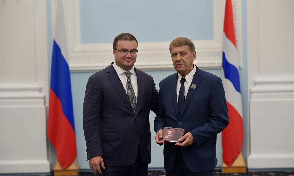 Виталий Хоценко наградил главу Омсктрансмаша званием Почётного гражданина области