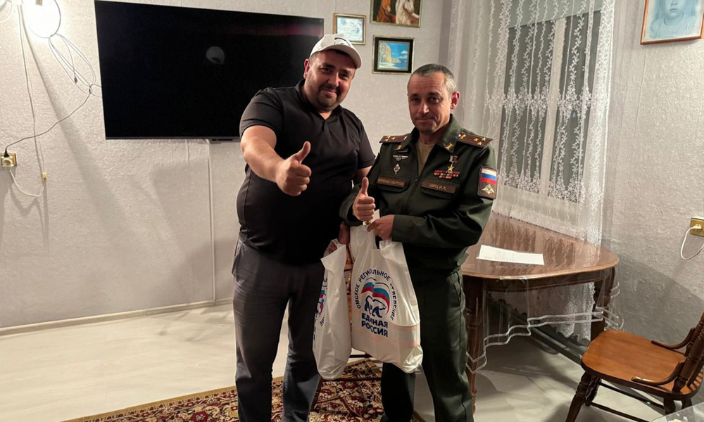 В Омске «Единая Россия» подготовила посылку с гуманитарной помощью бойцам СВО