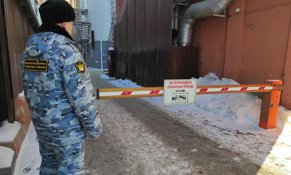 У омского «Миллениума» через суд добились демонтажа шлагбаумов 