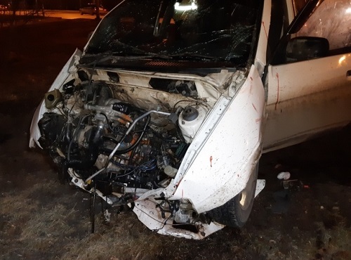 В Омске Mazda влетела в бордюр, трое в больнице