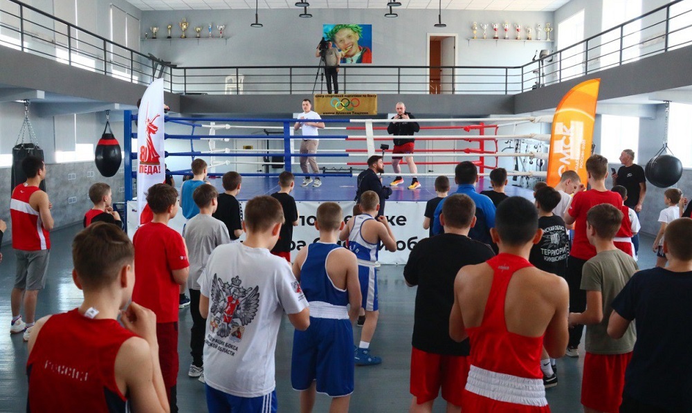 Чемпионы мира по боксу Марк Петровский и Фёдор Чудинов провели в Омске мастер-класс
