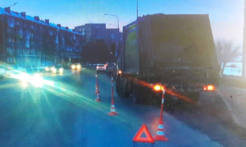 На омской набережной мусоровоз сбил женщину 