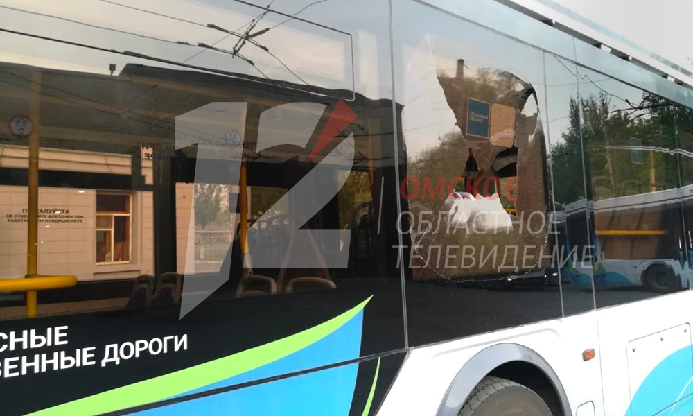 В Омске неизвестные обстреляли троллейбус «Адмирал» [ОБНОВЛЕНО]