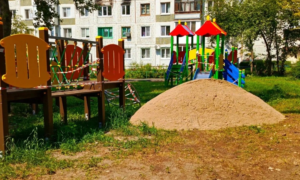 На детские площадки в Советском округе Омска доставили свежий песок