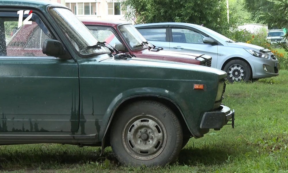 В Омске за 5 месяцев выявили 8 тысяч случаев парковки на газонах 