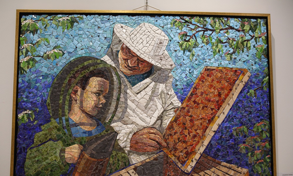 В омском историческом парке «Россия — моя история» открыли выставку работ художников-мозаичистов 