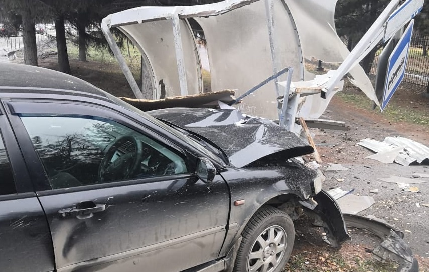 В Омске в аварии на Красном Пути, где автомобиль снёс остановку, пострадал 5-летний ребёнок