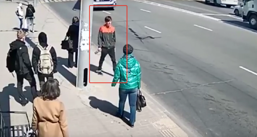 Полиция разыскивает омича, который в троллейбусе ударил кондуктора бутылкой по голове