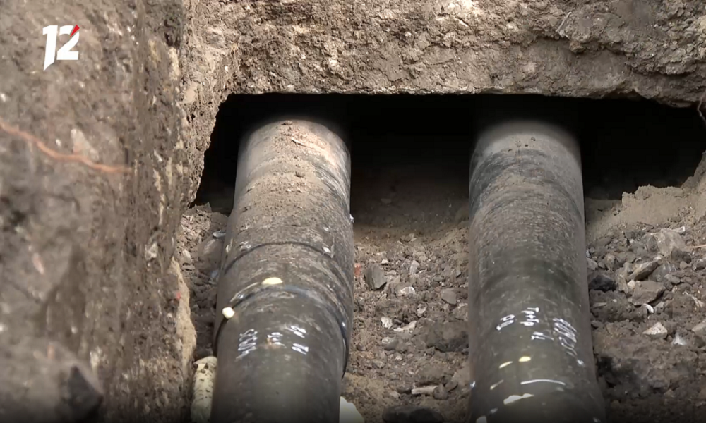 Спасатели помогли женщине, упавшей в открытый коммунальный котлован в Омске