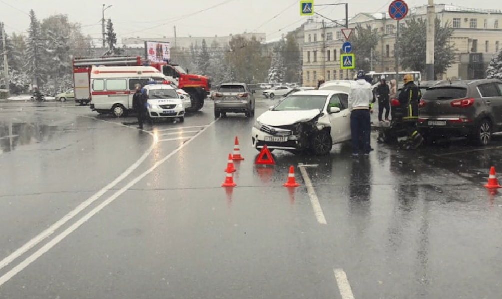 В центре Омска столкнулись сразу четыре автомобиля 