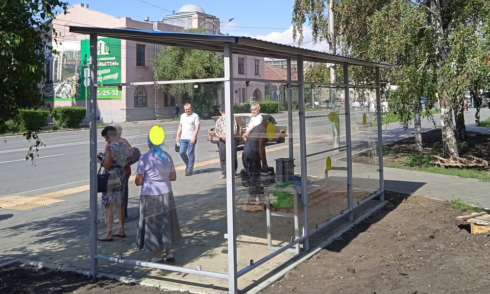 В Омске устанавливают остановочные павильоны