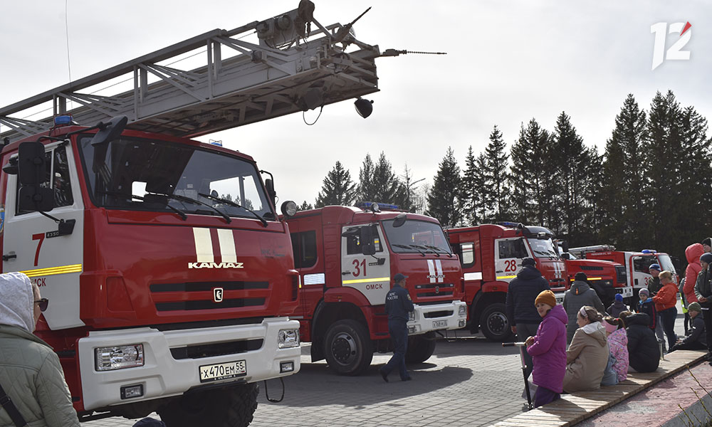 Почувствуй себя огнеборцем: в Омске прошла интерактивная выставка пожарной спецтехники 