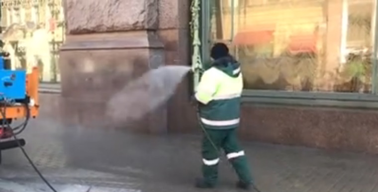 В Омске на дорогах и тротуарах проводят санитарную обработку