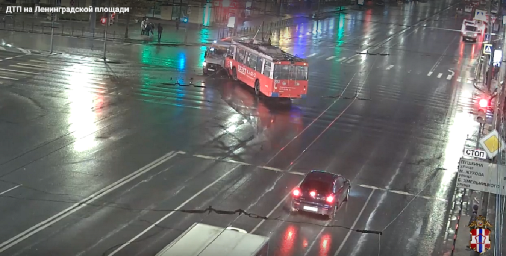 Количество пострадавших при столкновении троллейбуса и маршрутки в Омске выросло до восьми человек