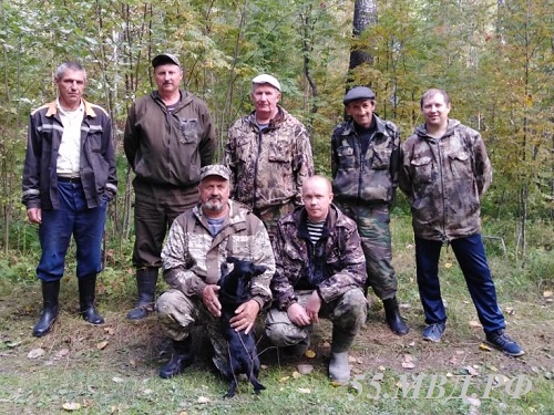В Омской области полицейские вернули домой потерявшегося в лесу мужчину