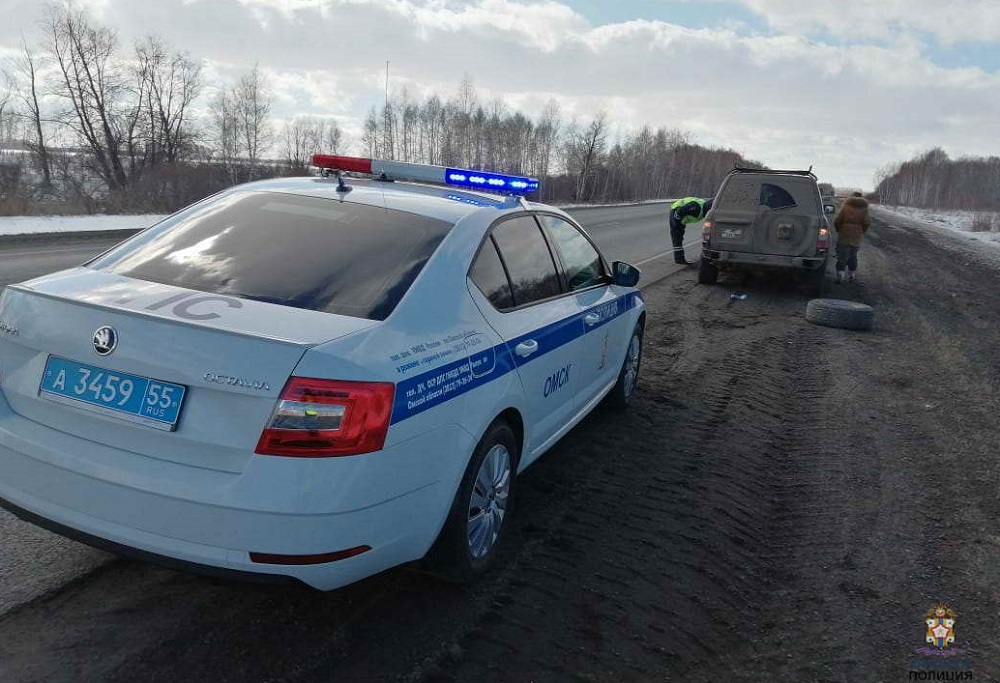 Омские госавтоинспекторы помогли застрявшим на трассе супругам из Nissan