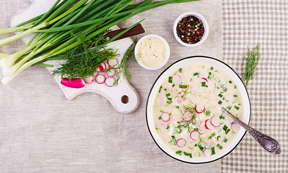 Нежирное мясо и кислый квас: какие продукты лучше подойдут для приготовления окрошки?