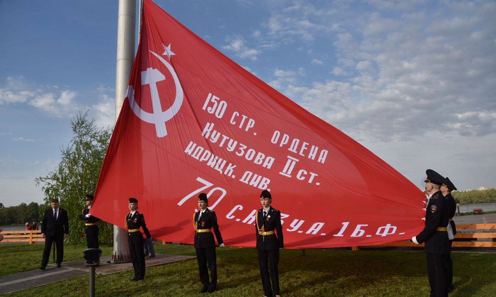 На главном флагштоке Омской крепости подняли копию Знамени Победы