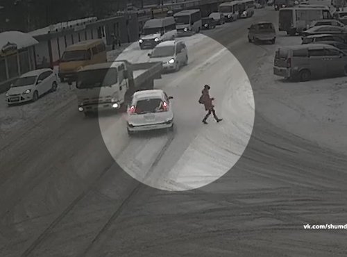 В Омске вышедший на дорогу пешеход чудом избежал несчастного исхода