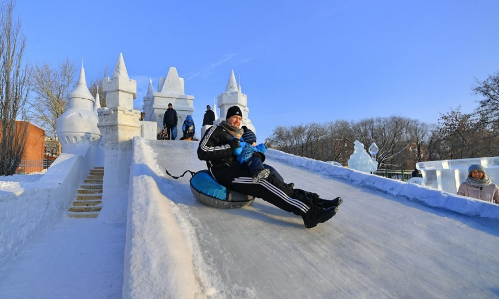 Омичам напомнили правила безопасного катания с горок и склонов