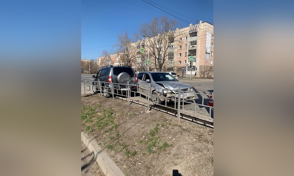 В Омске столкнулись две иномарки, пострадала 13-летняя девочка