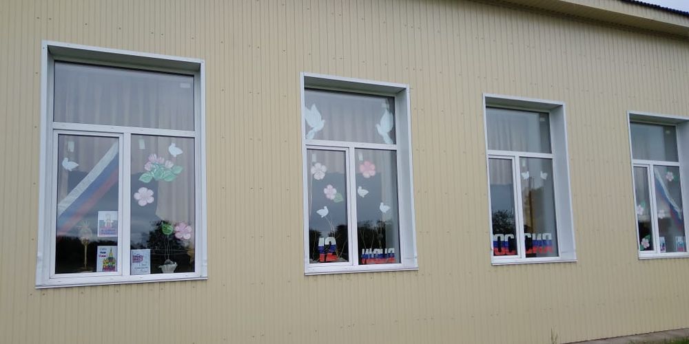 Омичам предлагают показать любовь к Родине, украсив окна