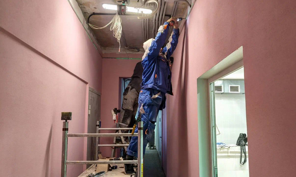 Виталий Хоценко и Сергей Шелест оценили темпы капитального ремонта в омском детском саду № 87