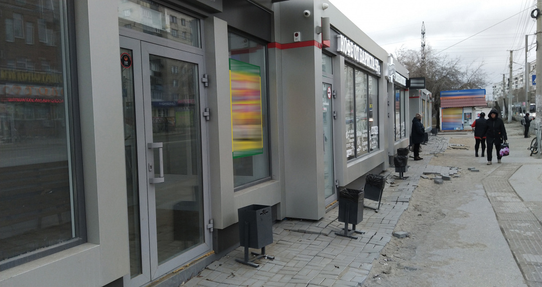 В Омске засняли, как уложена плитка у новых тёплых остановок