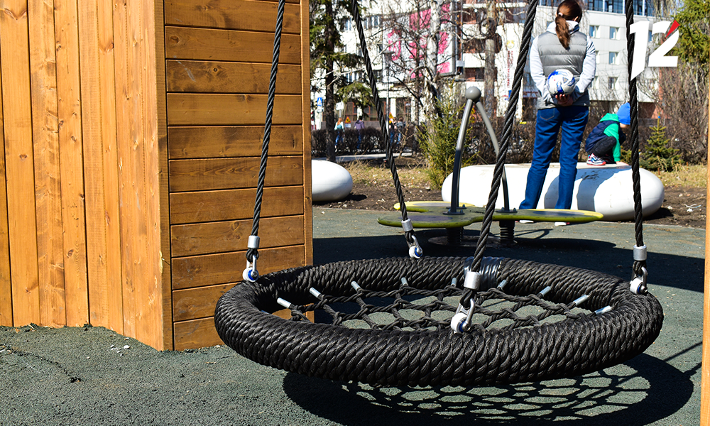 Театральная площадь_благоустройство_качели.png